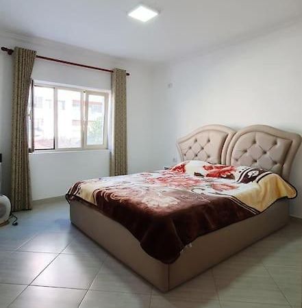 Lovely 2 Bedroom Condo With Parking On Premises! Берат Екстериор снимка